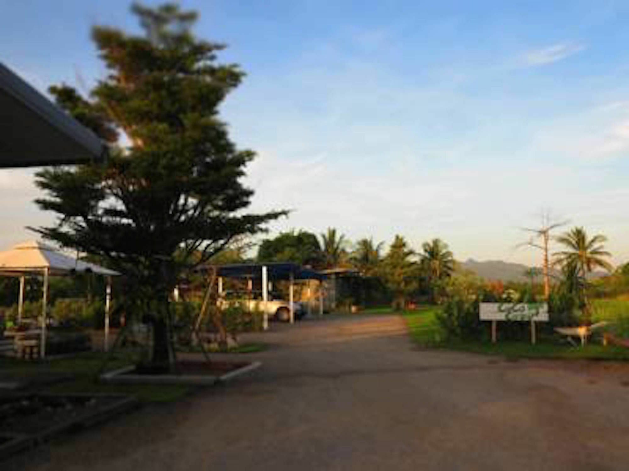 Coco Coozy Apartment Kanchanaburi Bagian luar foto